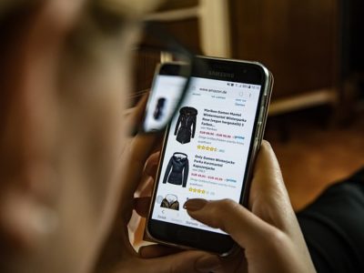 This article discusses the 8 top reasons for preferring online shopping over in store shopping.